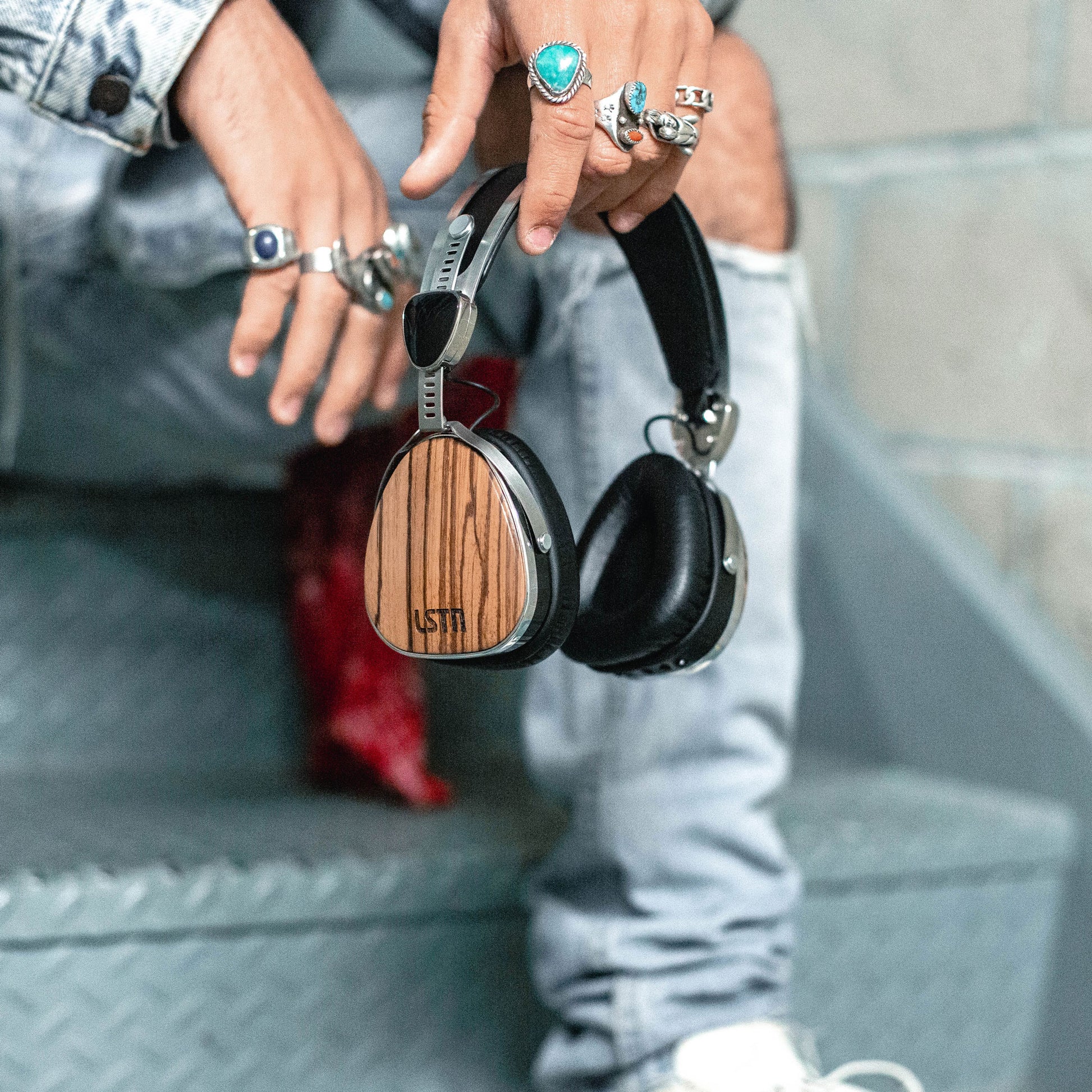 Violins, pianos, guitars — world-class musical instruments are made from wood, so why not headphones? Our real zebra wood housings provide excellent tonal balance with crisp highs and rich lows.